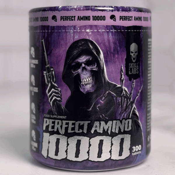 نمای نزدیک از بسته‌بندی مکمل Perfect Amino 10000 Skull Labs با طراحی خاص و اطلاعات برجسته روی بسته‌بندی